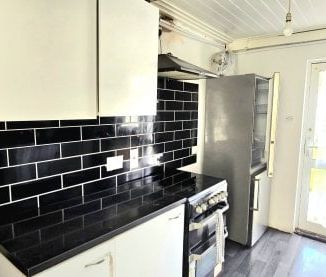 R2 - Stoneleigh Avenue, Enfield EN1 4HH, Property for rent - Photo 1