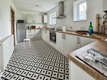 3 bedroom semi-detached house to rent - Photo 5