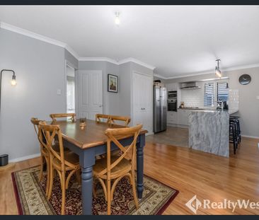 QUALITY MODERN HOME. FEATURE PACKED. SUPERB LOCATION. - Photo 3