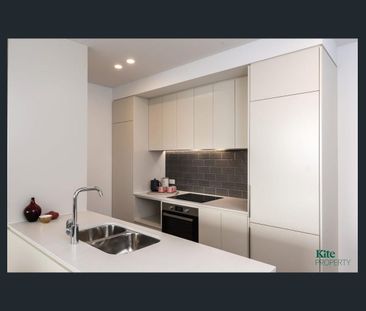 Two Bedroom Apartment with Stunning City Views - Photo 5