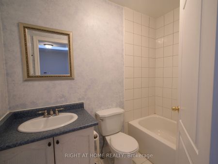 Condo Townhouse For Lease | E8142346 - Photo 4