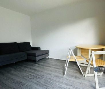 3 bedroom flat to rent - Photo 2