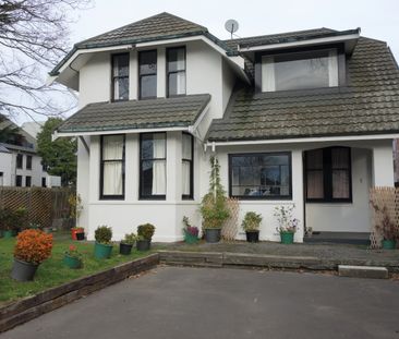 Upstairs apartment in the city with a carpark - Photo 5