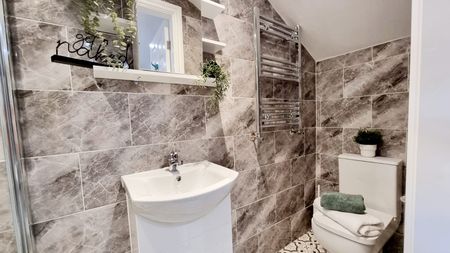 Modern 6-Bedroom Ensuite - Photo 3