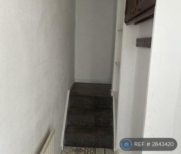 3 bedroom flat to rent - Photo 6