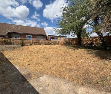 Chelmsford Drive, Upminster, RM14 - Photo 2