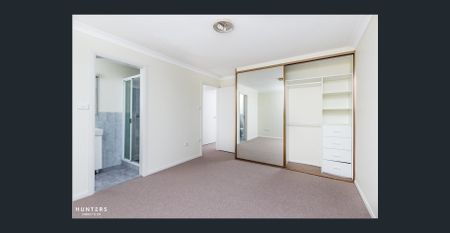 Three Bedroom Townhome - Walk To Shops & Schools - Photo 2