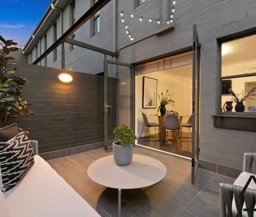 Light filled boutique townhouse with an entertainers' courtyard - Photo 2