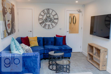 1 bedroom in a house share to rent - Photo 2