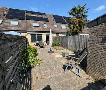 Eengezinswoning met zonnepanelen. - Photo 1