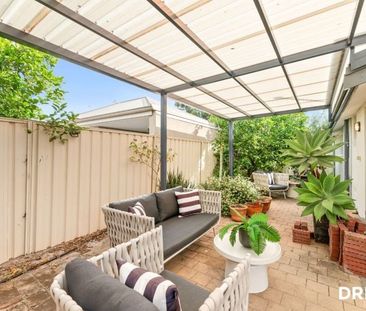 Character, charm and convenience in a highly sought-after location - Photo 2