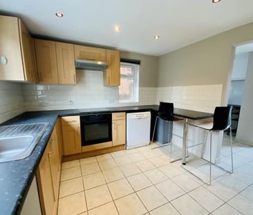 4 bedroom semi-detached house to rent - Photo 5