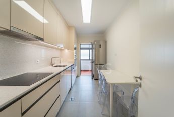 Apartamento T2 renovado para arrendar na Rua São João Bosco