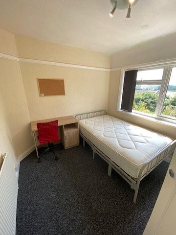 Charter Avenue - Photo 2