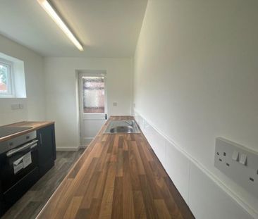 2 bedroom semi-detached house to rent - Photo 5
