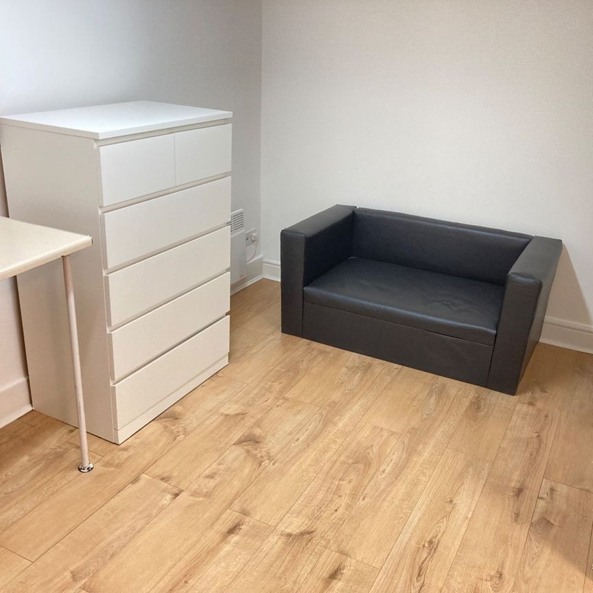 1 Bed Flat, Very Near West Cromwell Road Area, SW20 - Photo 1