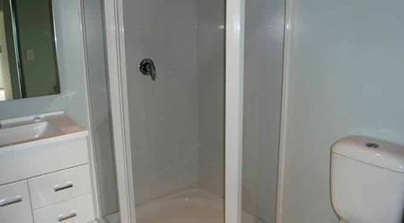 ** GROUND FLOOR 2 Bedroom Apartment ** - Photo 5