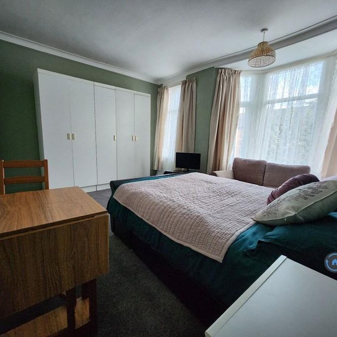 1 bedroom in a house share to rent - Photo 1