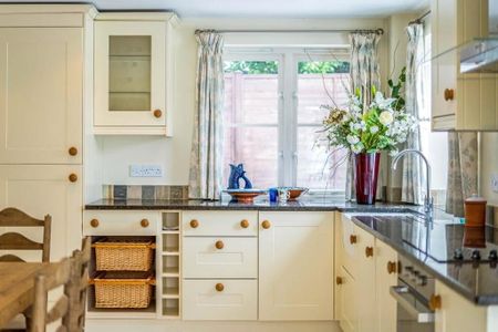 Three double bedroom detached house in the desirable village of Upavon, with garage and parking. - Photo 4