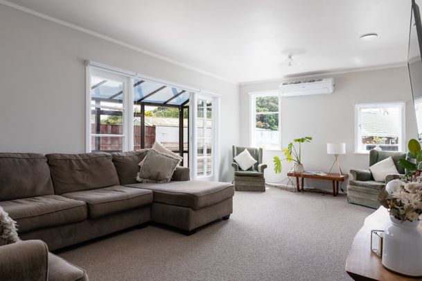 Situated in the heart of Chartwell sits this immaculately presented, four bedroom property. - Photo 1