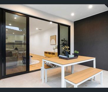 STYLISH AND CONTEMPORARY! BRIGHT AND MODERN HOME IN FANTASTIC LOCAT... - Photo 4