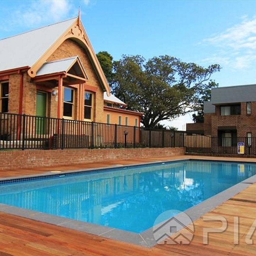 OVERSIZED 2 BEDROOM + STUDY APARTMENT!! SWIMMING POOL!! - Photo 1