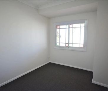 Bright & Airy 2-Bedroom Apartment – Prime Location Near Town & Train - Photo 3