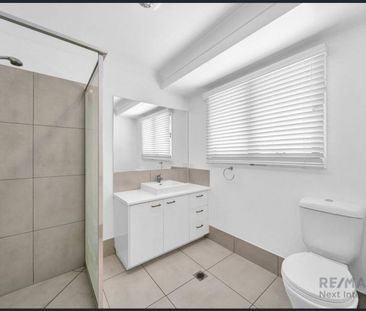 Sophisticated Living: Exceptional Townhouse in Prestigious Marsden ... - Photo 4
