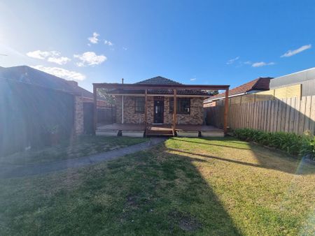 Perfect Family Home with Exceptional Rear Gardens - Photo 5