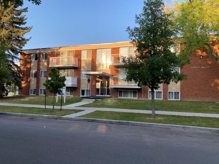 Darren Manor - Photo 2