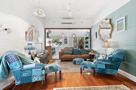 Stylish Three Bedroom Home - Photo 2