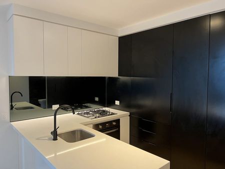 Modern 2-Bedroom Apartment in Iconic Lighthouse, Melbourne CBD! - Photo 2