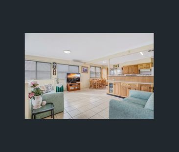 "Spacious Family Home" - Photo 4