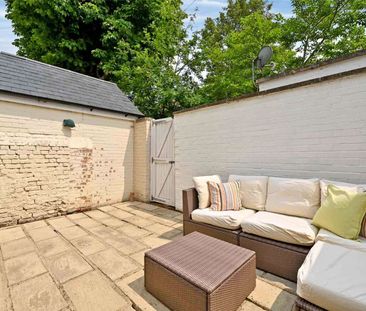Delightful Grade II listed four bedroom townhouse situated within W... - Photo 1