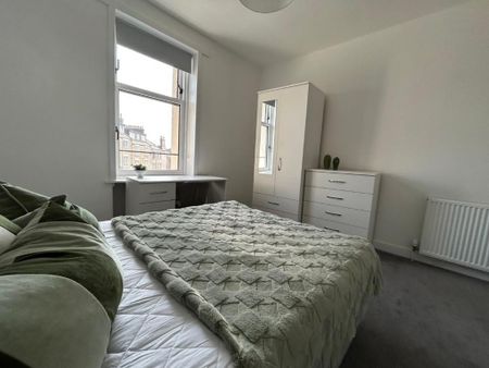 3 bedroom flat to rent - Photo 4