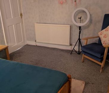 Room in a Shared House, Redbridge Lane East, IG4 - Photo 1