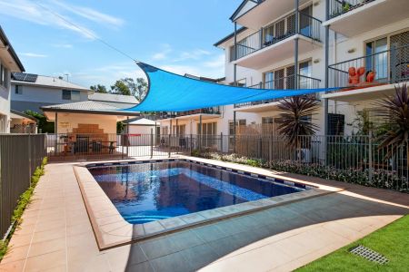 Elevated position with front and rear courtyard! - Photo 2