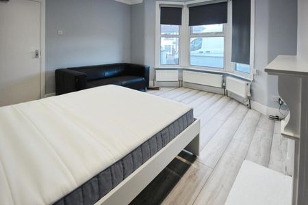 1 bedroom Flat To Let - Photo 3