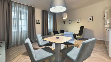 Biedermeierwohnung mit Balkon! Stylisch möbliertes 2-Zimmer-Apartment in Fußgängerzone! - Photo 4