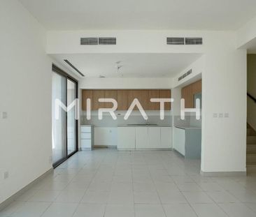 Modern 3BR + Maid Villa | Pool Access - Photo 1