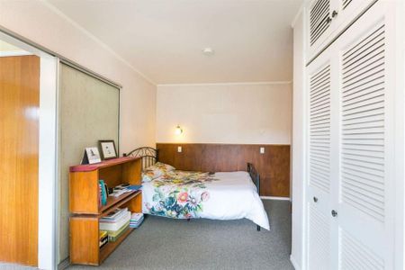 Charming 1BR Flat in Wadestown - Photo 4