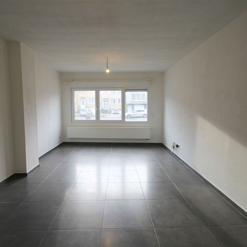 Instapklaar appartement van ca. 65 m² met 2 slaapkamers en grote koer gelegen op het gelijkvloers in een kleinschalig gebouw. - Photo 1