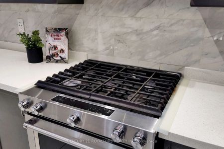 Detached Home For Lease | W9031533 - Photo 3