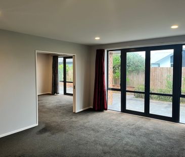 Spacious 3 Bedroom House - Photo 3