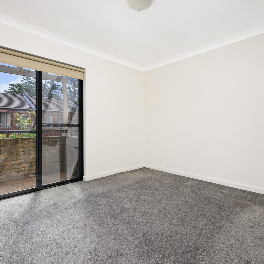 Highly convenient townhouse, Rear of the block! - Photo 1