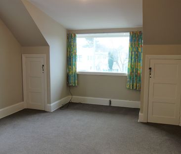 Upstairs apartment in the city with a carpark - Photo 5