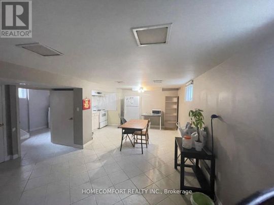 27 DITTMER CRESCENT N - Photo 1