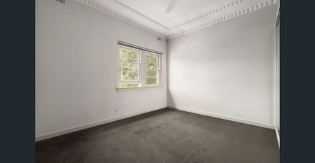 Bright Top-Floor 2-Bedroom Apartment in Leafy Cul-de-Sac - Photo 4