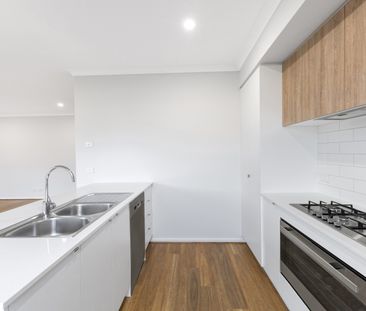 95 Modena Avenue, Fraser Rise VIC 3336 - House For Rent | Domain - Photo 3