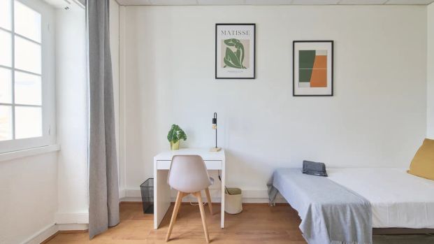 Room in a shared 6-bedroom apartment for rent in Lisbon, bills included - Photo 1